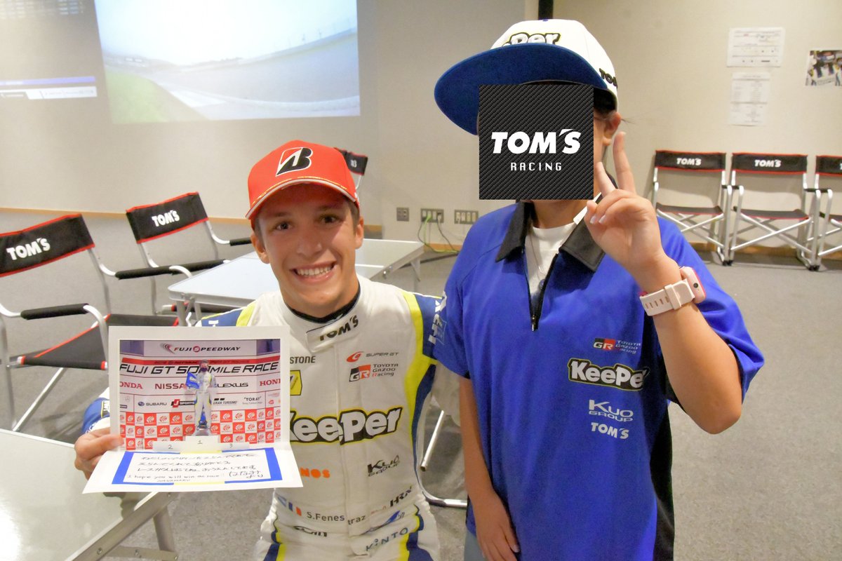 FE_nanamaru's tweet photo. 2022 #SUPERGT Rd.4 #富士スピードウェイ
#サッシャ 選手のヘルメットデザインコンテスト
で娘の作品が優勝し、サッシャ選手と #TOMS 様に
招待して頂きました🏎🏁
#sachafenestraz 選手に会えた感動はもとより、
#宮田莉朋 選手にもお会いでき対応して頂けたことにも感謝しかありません✨ https://t.co/u4EAnfgv29