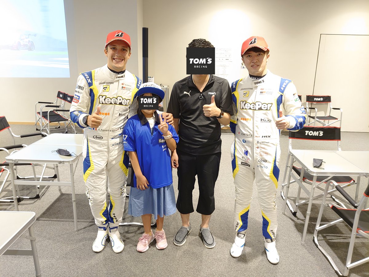 FE_nanamaru's tweet photo. 2022 #SUPERGT Rd.4 #富士スピードウェイ
#サッシャ 選手のヘルメットデザインコンテスト
で娘の作品が優勝し、サッシャ選手と #TOMS 様に
招待して頂きました🏎🏁
#sachafenestraz 選手に会えた感動はもとより、
#宮田莉朋 選手にもお会いでき対応して頂けたことにも感謝しかありません✨ https://t.co/u4EAnfgv29