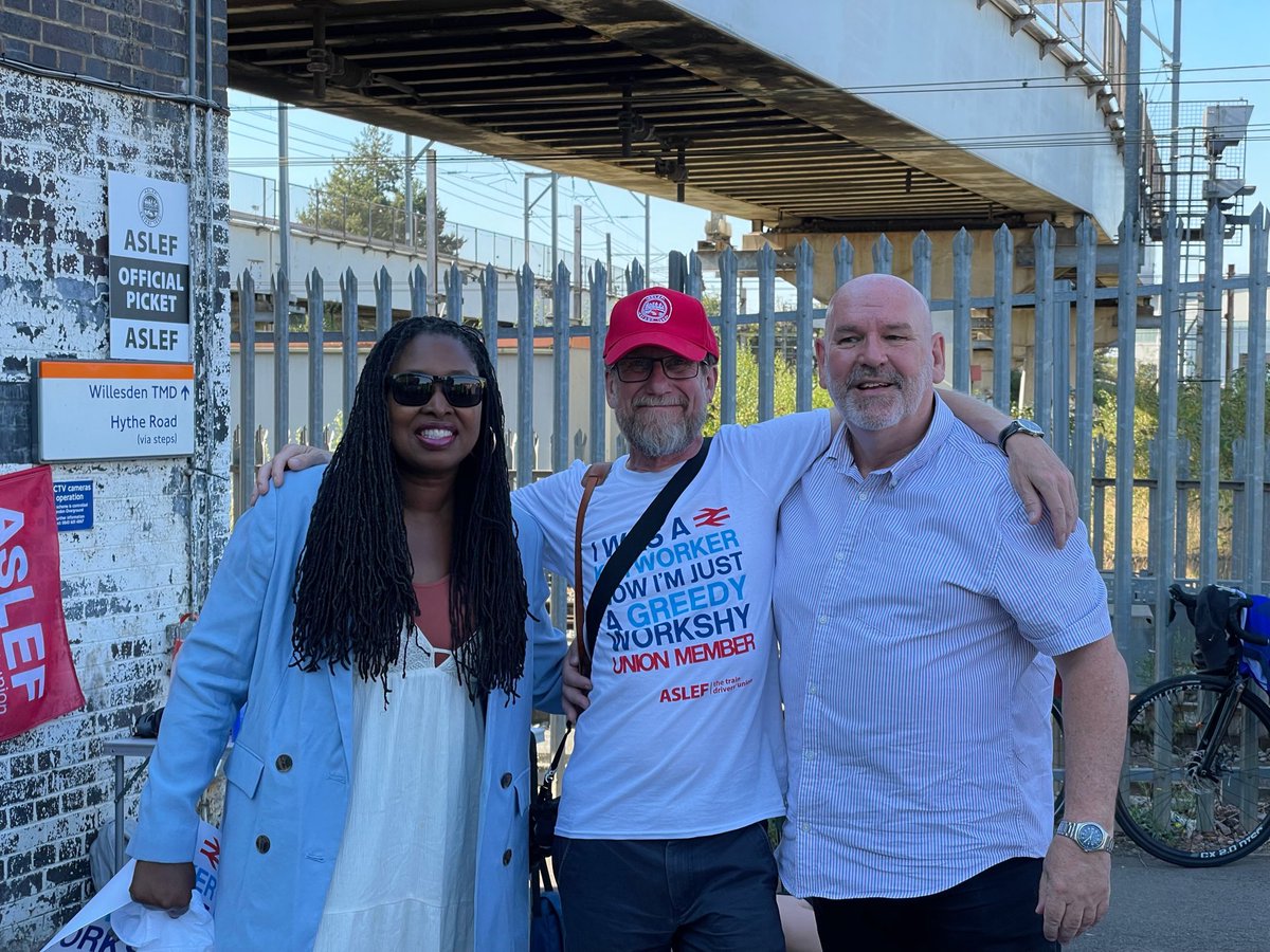 ASLEFunion's tweet photo. Brilliant to see @DawnButlerBrent and @BarryGardiner join @MickWhelanASLEF and @Aslefisher on our picket at Willesden! Thanks so much for the solidarity! https://t.co/aIFFIfrOWk