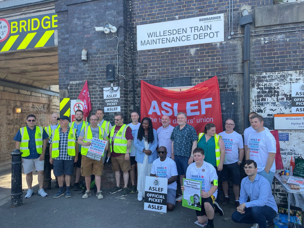 ASLEFunion's tweet photo. Brilliant to see @DawnButlerBrent and @BarryGardiner join @MickWhelanASLEF and @Aslefisher on our picket at Willesden! Thanks so much for the solidarity! https://t.co/aIFFIfrOWk