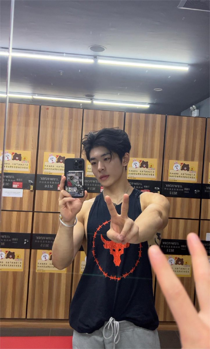 hedongjun666's tweet photo. 唉~到底要我怎麽做才能引起姐姐妳的注意呀 #富婆 #体育生 #健身 #直男 https://t.co/aOrpEYZcD3