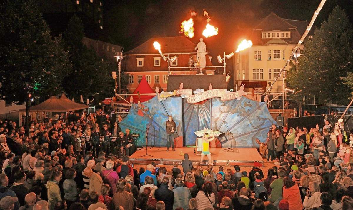 Strandheizung's tweet photo. Beim 9. Suhler Straßentheaterfestival vom 02. bis 04.09. wird die Stadt zum Hotspot der Straßenkunst. Wir dürfen mit dabei sein und spielen am Samstag und Sonntag auf zwei Bühnen. Wird sehr spannend! https://t.co/rGUVAyYA0M
