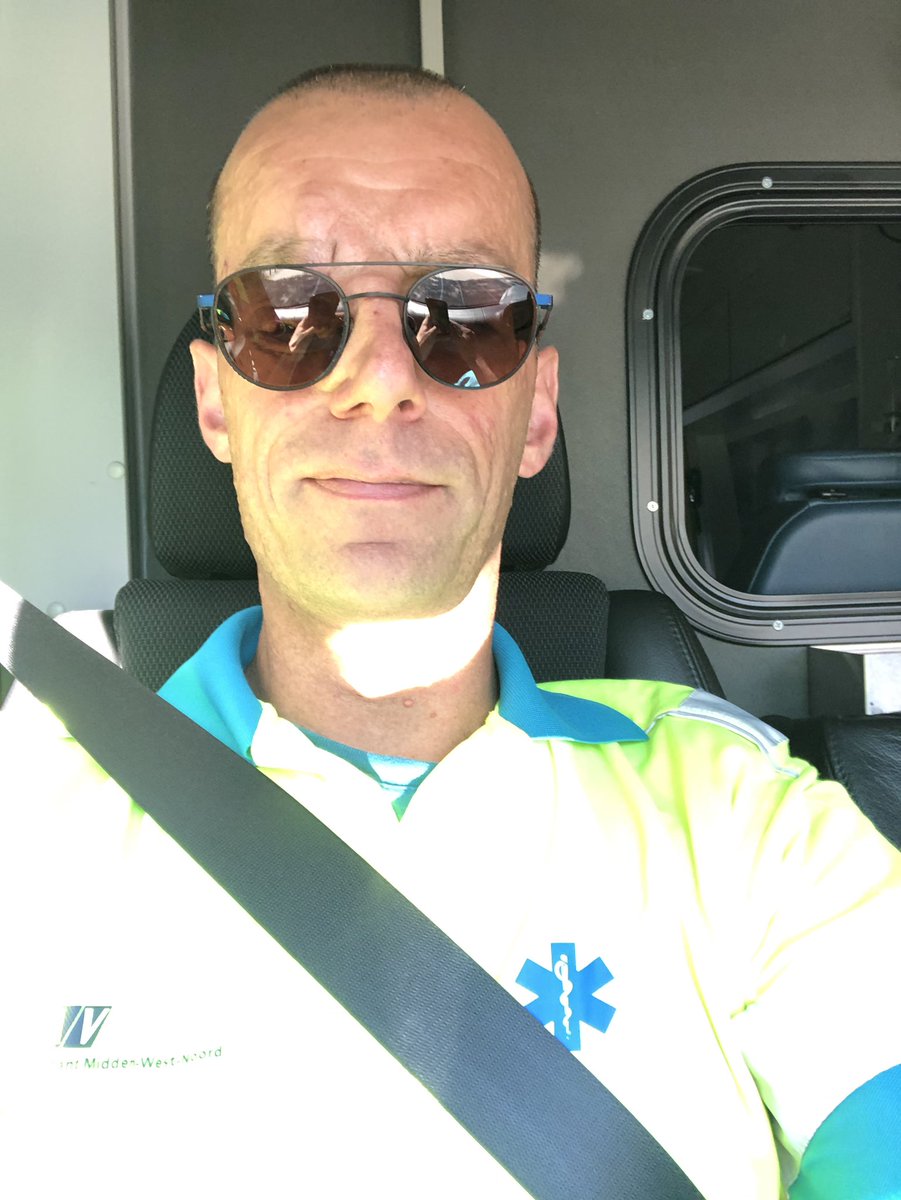 jeroen_veghel's tweet photo. Na een fijne #vakantie vandaag weer begonnen op de #mediumcare #ambulance. #ikzorg #dmvda #ambulancezorg #middencomplex Goed #weekend allemaal. https://t.co/Y1sNMR0Rt6