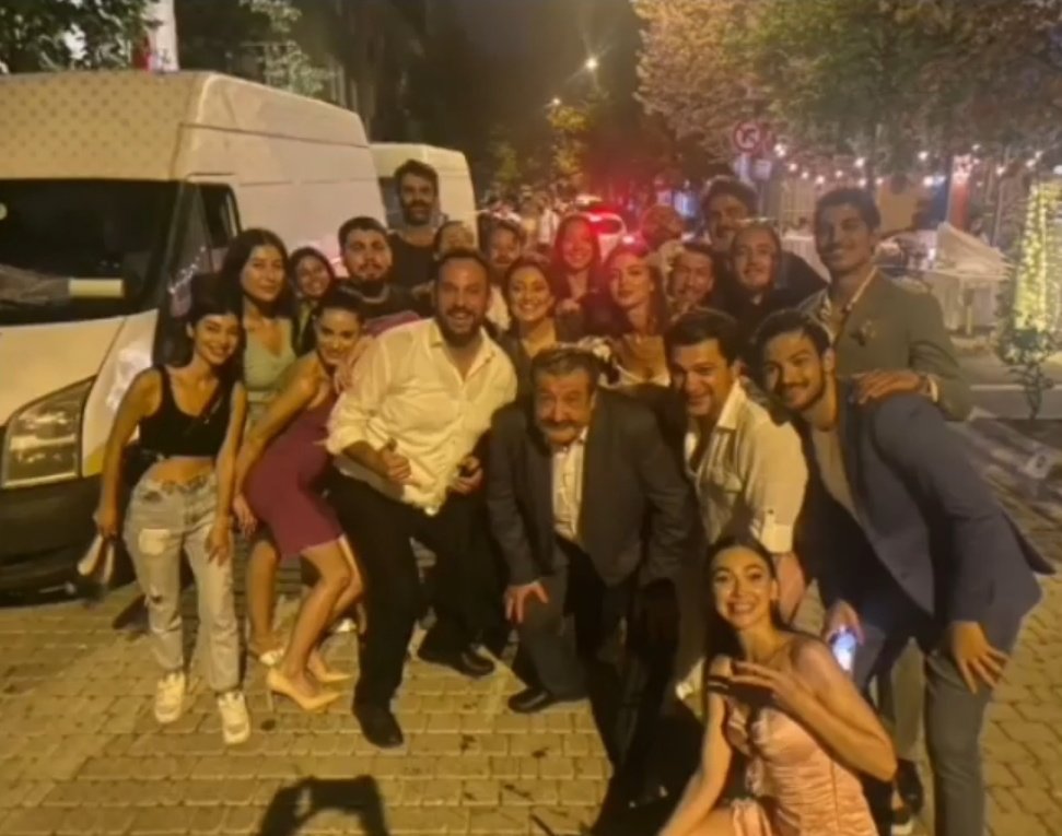 bidemetsarki's tweet photo. Final çekimi tamamlanmış diye yorumladım.... #AhNerede #senleben #ZehFer https://t.co/TS9nGYOkQq