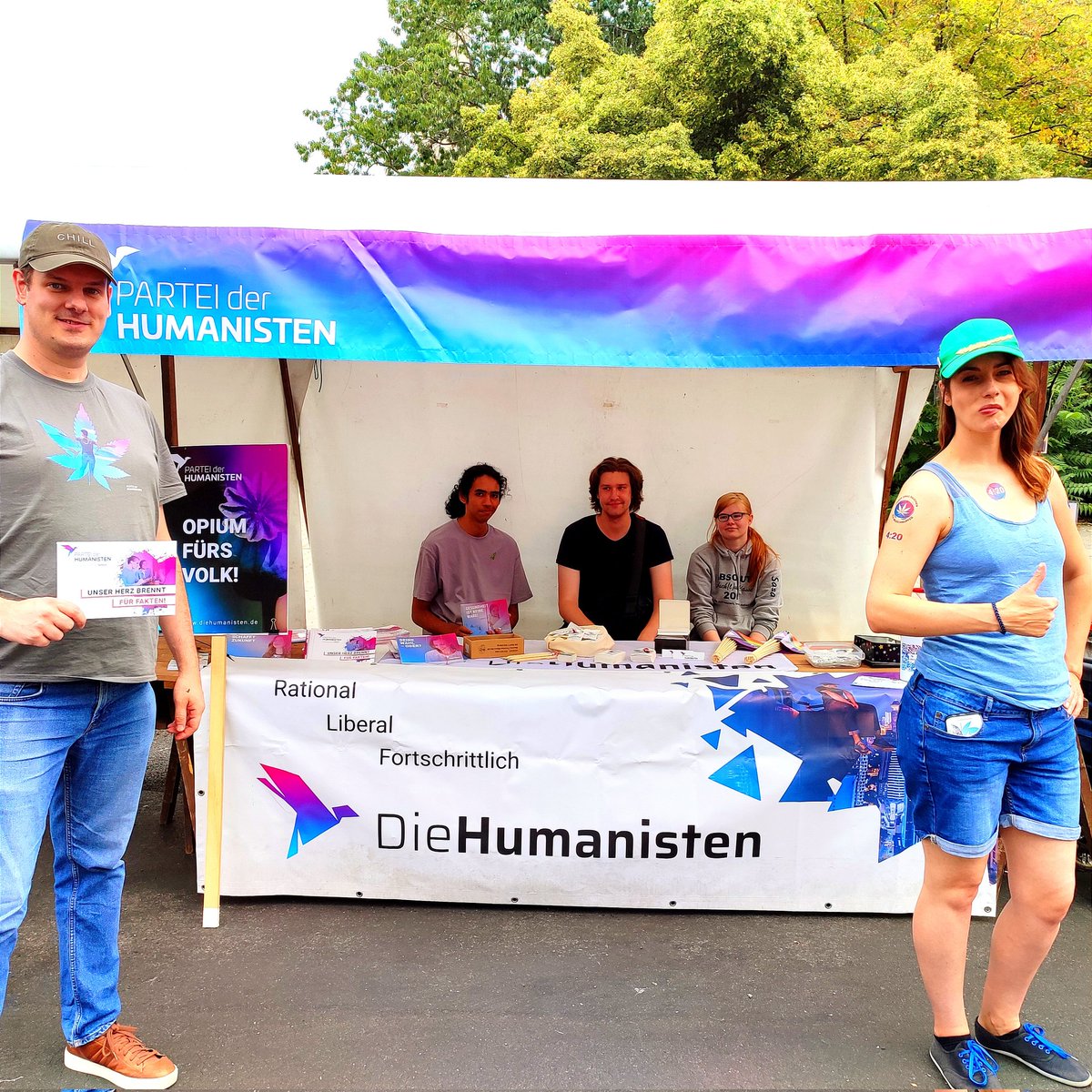 PdH BE | Partei der Humanisten Berlin (@pdh_be) on Twitter photo Wir tummeln uns heute auf der #Hanfparade. Schaut vorbei. Bei uns kriegt ihr u.a.  schicke Wassertattoos. 🥦
Wo:
Alexanderplatz/ Spandauer Straße Wir tummeln uns heute auf der #Hanfparade. Schaut vorbei. Bei uns kriegt ihr u.a.  schicke Wassertattoos. 🥦
Wo:
Alexanderplatz/ Spandauer Straße