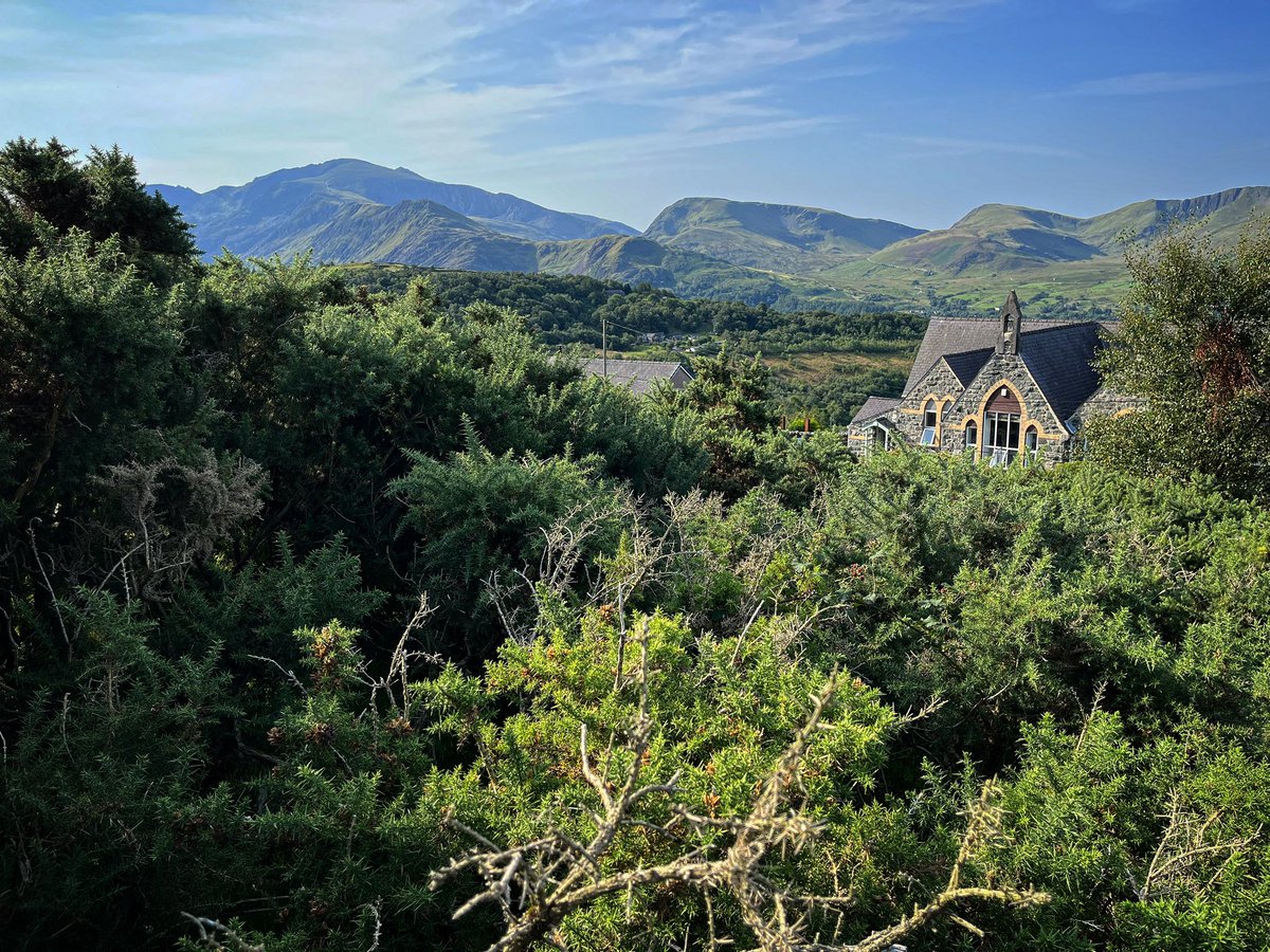 PhoebeRSmith's tweet photo. Wales you are as beautiful as you are legendary… good to be home… #wales #amwalking #ipilgrim #wayfarer #keeplong #ldwa #wanderwoman #onassignment https://t.co/dGTOqevt1u