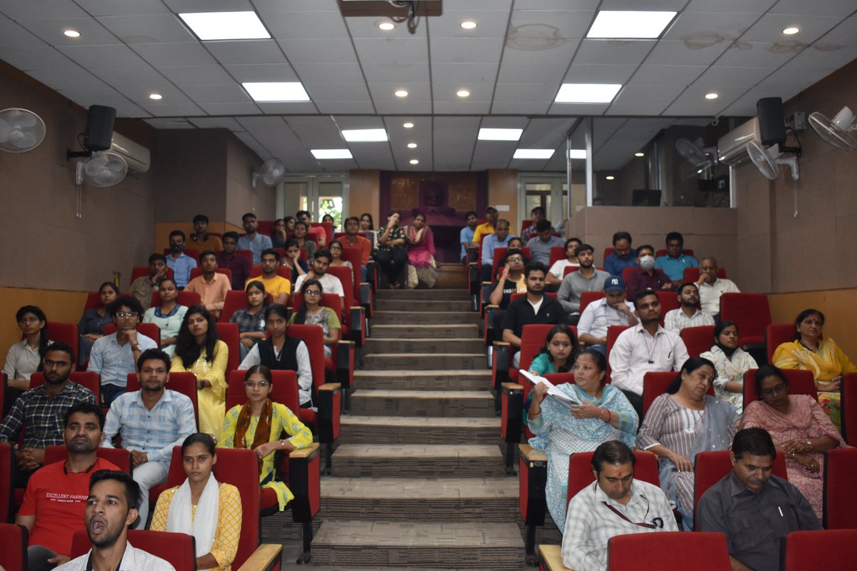delhipublibrary's tweet photo. दि.ला.बो.के अध्यक्ष, श्री सुभाष चंद्र कानखेड़िया की अध्यक्षता एवं महानिदेशक डॉ. आर. के. शर्मा के मार्गदर्शन में आयोजित इस कार्यक्रम में वक्ता के रूप में दिल्ली विश्वविद्यालय के पुस्तकालयाध्यक्ष डॉ. राजेश सिंह उपस्थित रहे I 
@ignca_delhi @NationalLib_GoI @csl_moc @RrrlfKolkata https://t.co/Og6YPsT7ic