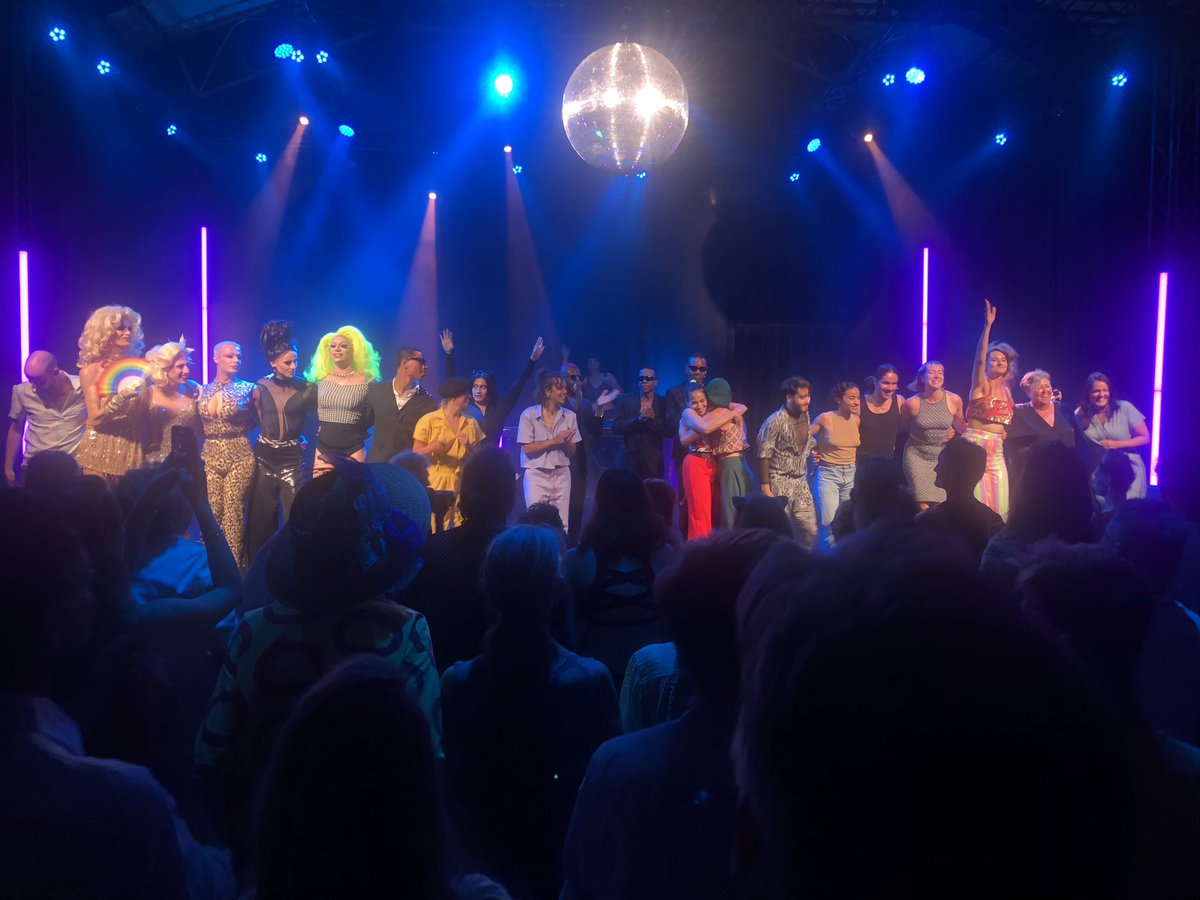 EddieAltenburg's tweet photo. Gisteravond naar #QLUB Boulevard geweest @TFBoulevard @shertogenbosch. Wat een fantastische optredens van diverse #drags & #queers! Geweldig georganiseerd door @KirstenvanTeijn & anderen van theatercollectief #Trekietsleukuit. Bezoek dit hele weekend nog #boulevard! #aanrader https://t.co/xT8wDMKsP7