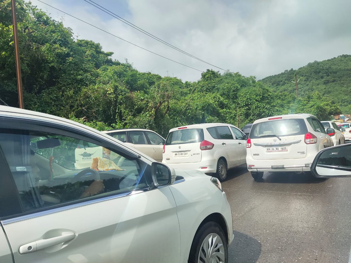 darshan_vira's tweet photo. @nitin_gadkari @MORTHIndia @TMCaTweetAway @TMCaTweetAway @mybmc 
@CouncilPalghar 
Dear All,
PLEASE DO SOMETHING OF GHODBUNDER ROAD CONNECTING TO GUJARAT NATIONAL HIGHWAY.
THERE IS DAILY TRAFFIC JAAM OF 3 HRS FOR BOTH WAYS. THERE ARE HUGE POTHOLES,
HEAVY VEHICLES JAAM.
HELP PLZ🙏 https://t.co/AjZQOvEIMY