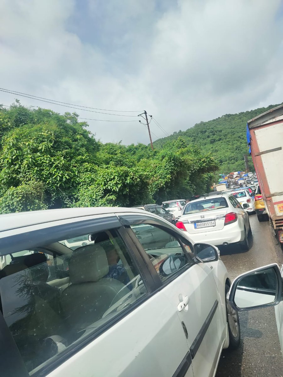 darshan_vira's tweet photo. @nitin_gadkari @MORTHIndia @TMCaTweetAway @TMCaTweetAway @mybmc 
@CouncilPalghar 
Dear All,
PLEASE DO SOMETHING OF GHODBUNDER ROAD CONNECTING TO GUJARAT NATIONAL HIGHWAY.
THERE IS DAILY TRAFFIC JAAM OF 3 HRS FOR BOTH WAYS. THERE ARE HUGE POTHOLES,
HEAVY VEHICLES JAAM.
HELP PLZ🙏 https://t.co/AjZQOvEIMY