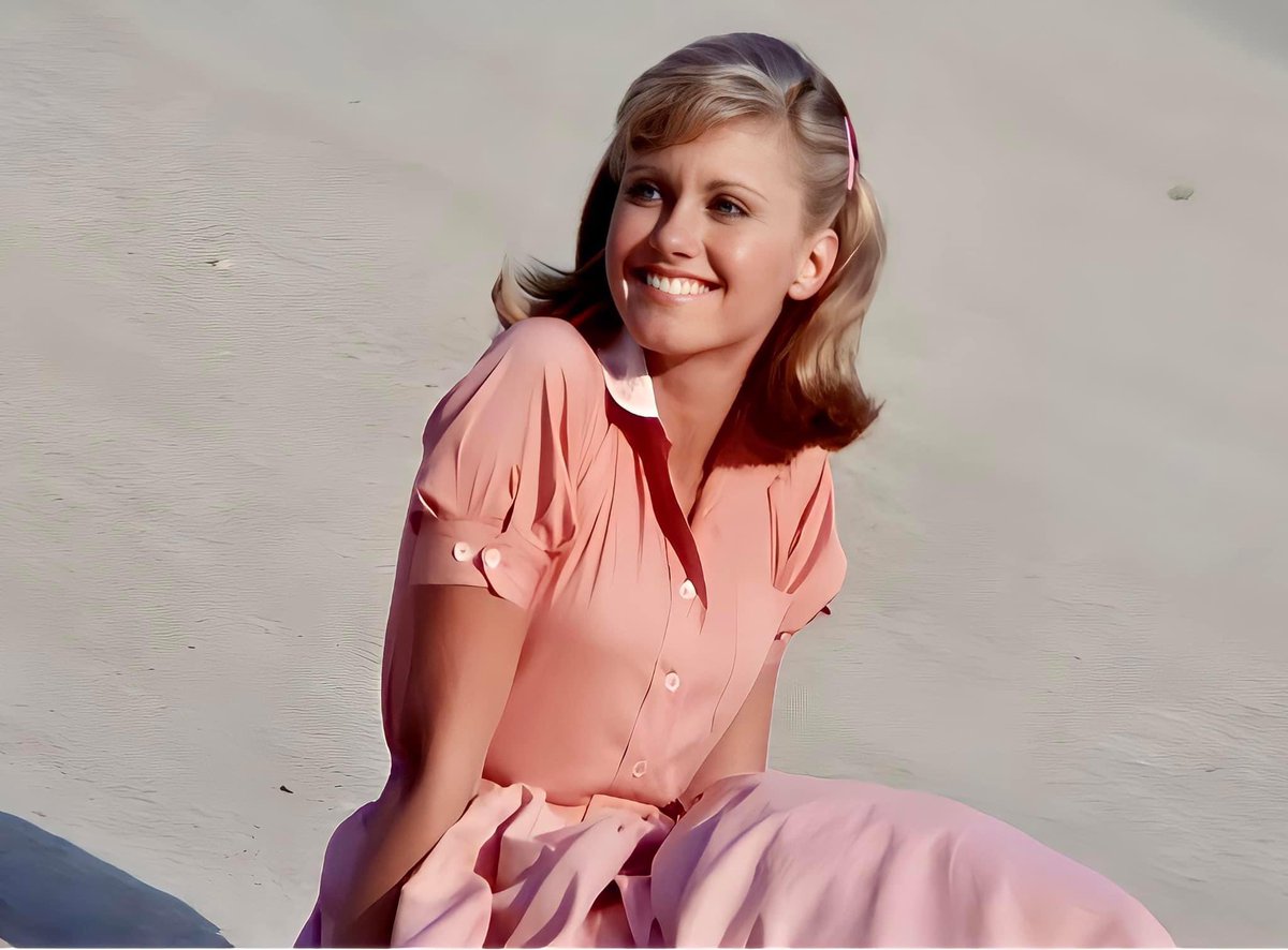 litocornejo20's tweet photo. En mi corazón por la eternidad , nuestra sandy por siempre. Gracias TVN por dar un bello homenaje a Olivia Newton John  #GreaseEnTvn https://t.co/05TDQ9rD7S
