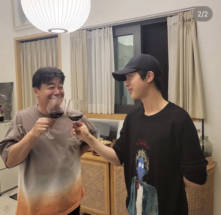 RJAMY1012's tweet photo. 今日のジンくんのvlog 
これかな？違うかな？
これかな？違うか��？
ペク先生かな？違うかな？
お兄ちゃんかな？違うかな？

#BTSJIN  #vlog   #ペク先生 https://t.co/jgEBWxhY1p