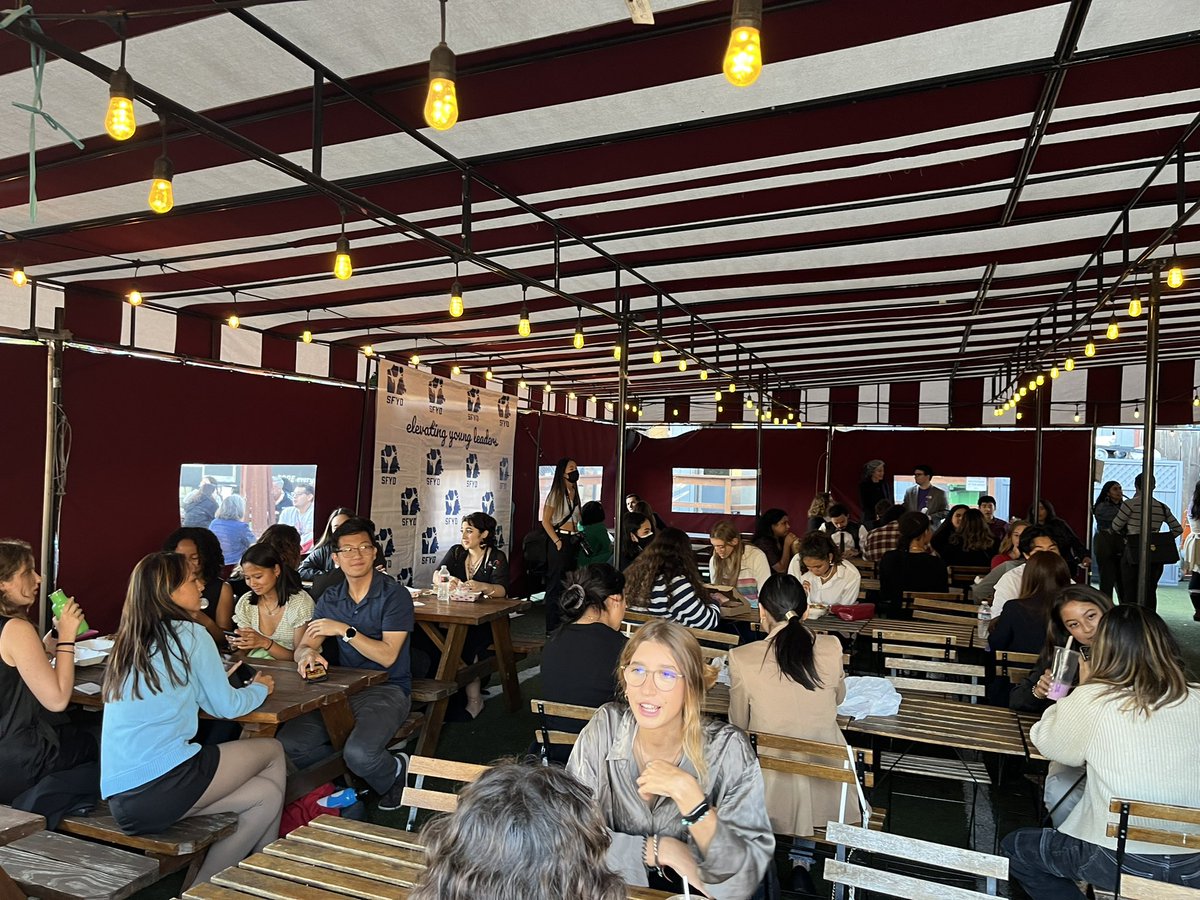 uniteddemclubsf's tweet photo. It was an absolute honor and pleasure to be able to co-host the #DinnerOnThePorch event alongside @SFYD @AliceLGBTQDems and #YvonnesSouthernSweets and the many youth leaders that organized to put this successful event together 🙌🏽🙌🏽🙌🏽 https://t.co/Tl8CrQlZZx