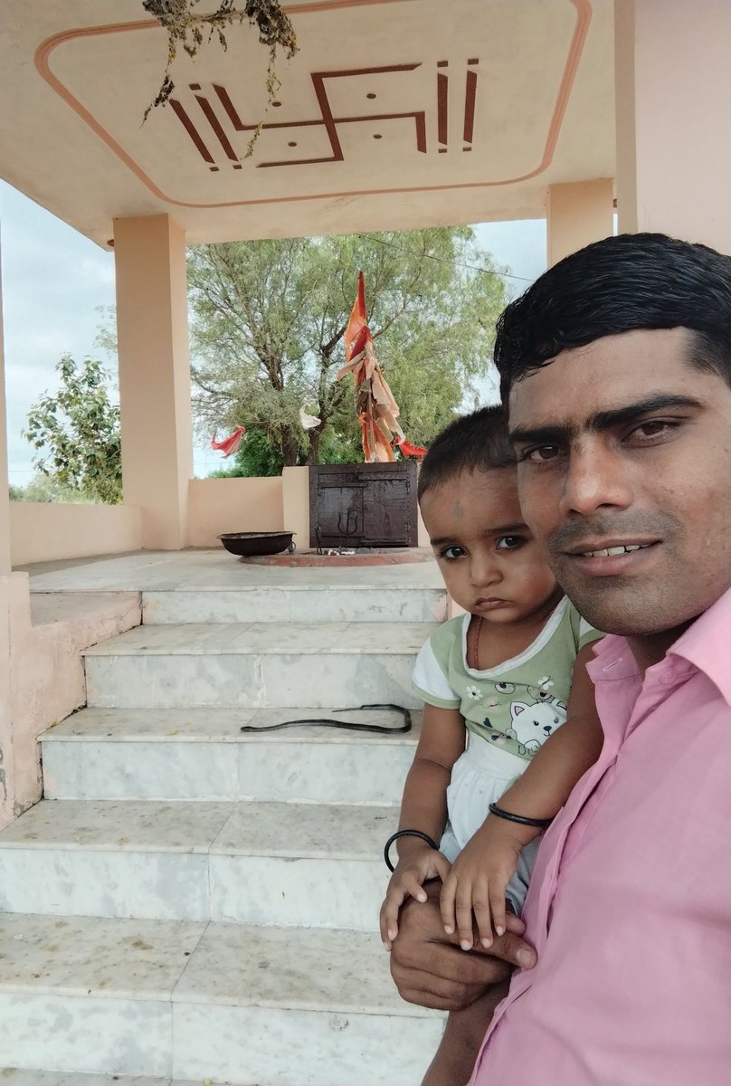 Neerajk64914989's tweet photo. गोगामेडी पर नाग देवता के साक्षात दर्शन 🙏
#gogamedi #nagdevata https://t.co/V8o5v2OYUO