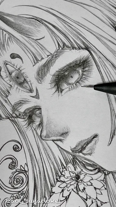 完成✍️✨
画材:シャープペンシル、消しゴム、コピー用紙

今回はぼかしを使わずに線のみで、細かい線を重ねる事で濃淡を出した 