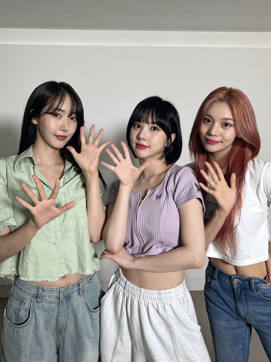 KPOPSTARSTREET's tweet photo. #Behind 

광주 K-POP STAR STREET 조성 축하 인터뷰
2022년도 4번째 핸드프린팅 스타 #비비지
비하인드 사진 공개 !

#ComingSoon 💙💜❤️

K POP STAR STREET
✔ 와따TV(watta tv)
👉 subscribe+like=🤍

#wattatv #gwangju #광주광역시
#광주kpop스타의거리 #idol 
#Kpopstarstreet #kpop #VIVIZ https://t.co/Qg4fKqZKOW