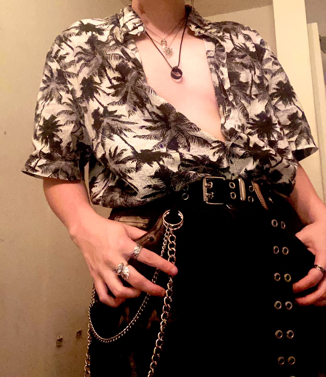 crematedbonesie's tweet photo. Wanted to show off the fit from the other day since I look a bit skinnier and binding was amazing that day https://t.co/AwqBffCA7e