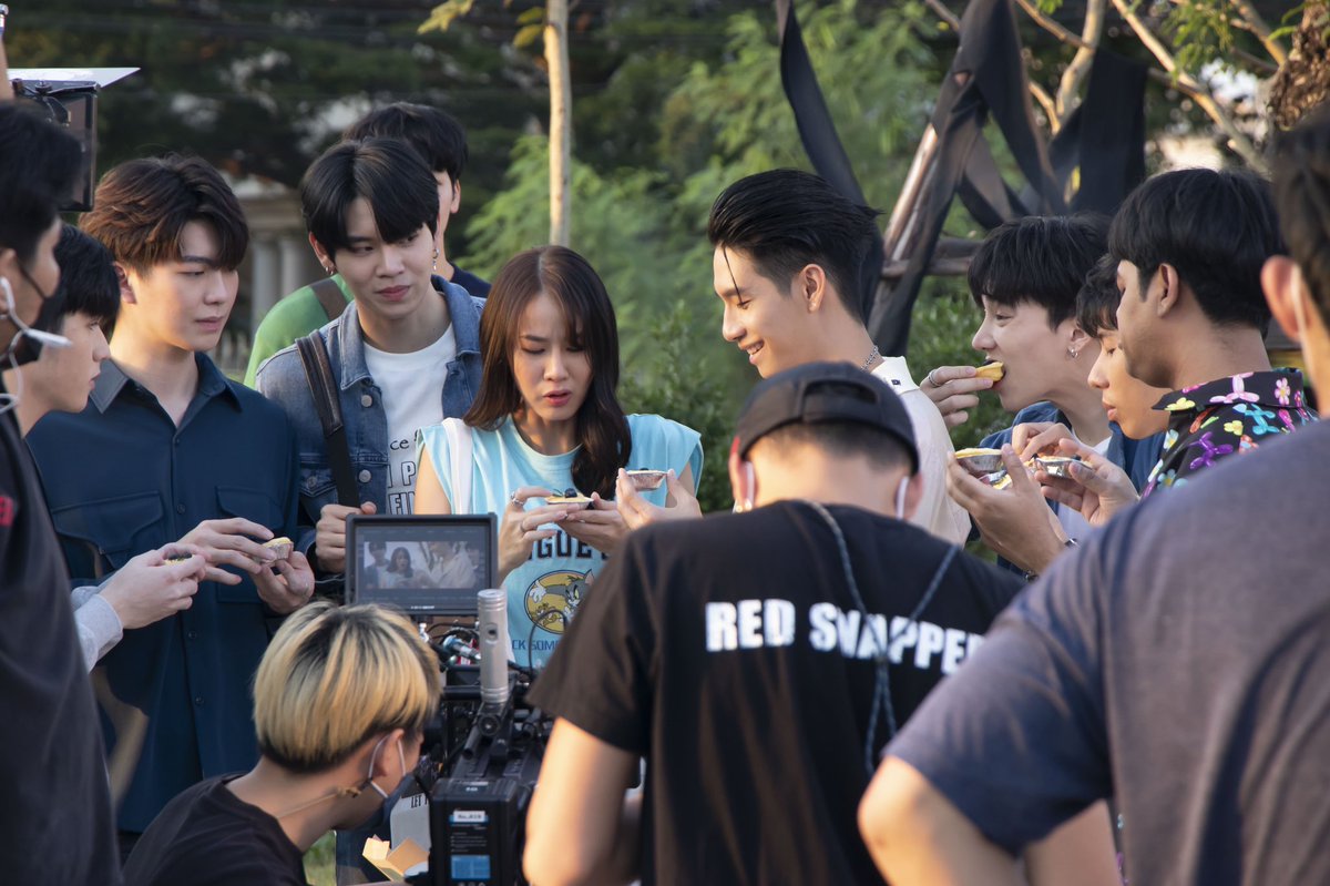 enoflove's tweet photo. ขอบคุณบทประพันธ์จากคุณปอฝอ (แป้งฝุ่น)ที่เขียนบทนิยายสร้างตัวละครของกลรักรุ่นพี่มาให้พวกเราได้รักและผูกพันขนาดนี้ วันนี้เดินทางมาถึงตอนจบของเรื่องแล้ว พวกเรามาร่วมส่งพวกเขาเหล่านี้กลับสู่เล่มนิยายให้อย่างสมบูรณ์แบบกันเถอะ #กลรักรุ่นพี่ https://t.co/I5tEFrljN4