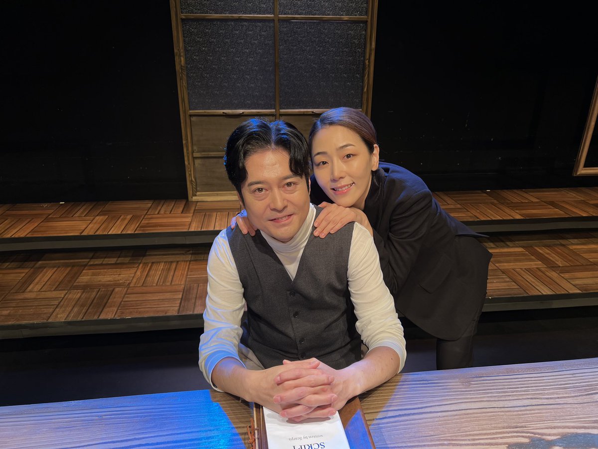 [#연극 #비평가] 

#이현철 #볼로디아 #윤영민 #스카르파

오늘은 현철 볼로디아와 영민 스카르파의 페어 막공입니다🥺💧

아름다운 문장들과 기가 막힌 순간들로 가득 차있는 301호에 방문하셔서 마지막까지 함께 해주세요🖋📑!

연극 <비평가>
예스24스테이지 3관
2022.06.14~08.21