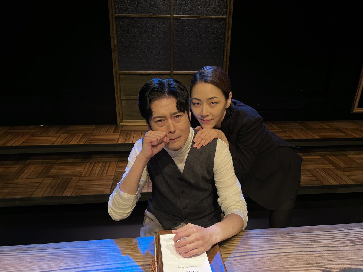 playjangin's tweet photo. [#연극 #비평가] 

#이현철 #볼로디아 #윤영민 #스카르파

오늘은 현철 볼로디아와 영민 스카르파의 페어 막공입니다🥺💧

아름다운 문장들과 기가 막힌 순간들로 가득 차있는 301호에 방문하셔서 마지막까지 함께 해주세요🖋📑!

연극 <비평가>
예스24스테이지 3관
2022.06.14~08.21 https://t.co/eLrnxMBOBQ