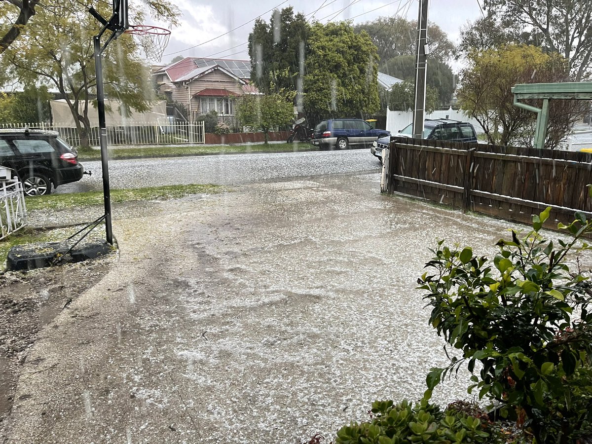 doynomac's tweet photo. Massive hailstorm in Preston!#melbourneweather https://t.co/EdyRlb98cf