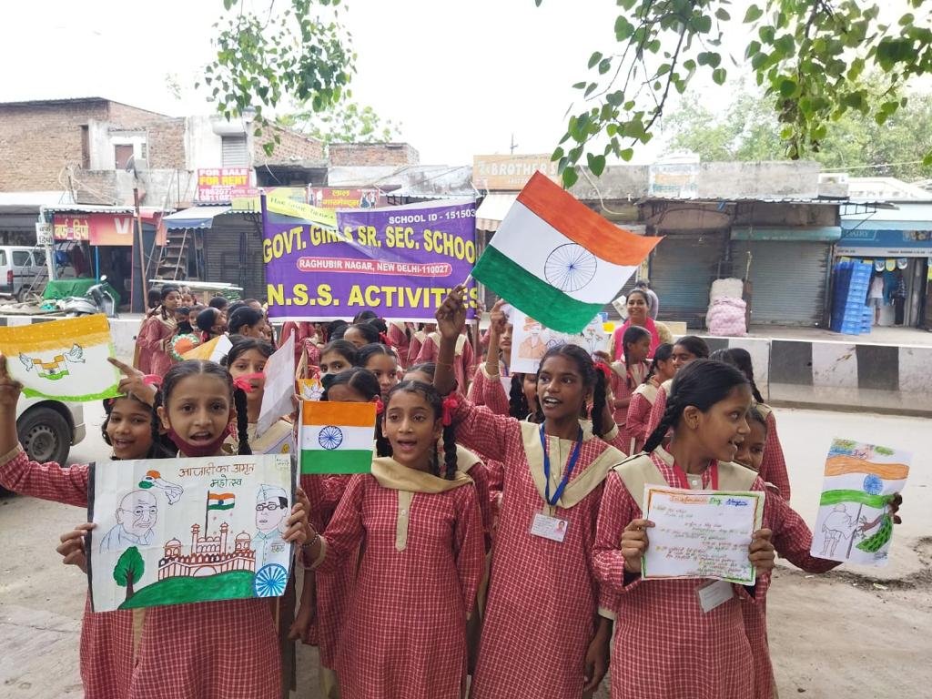 G1515030's tweet photo. ये सिर्फ तीन रंग नहीं ,देश की शान हैं ,
ये तिरंगा हमारा स्वाभिमान है।
यहीं है गंगा यहीं है हिमालय यहीं हमारी जान है,
तीन रंग में रंगा ये अपना प्यारा हिंदुस्तान हैं।

#HarHathTiranga 
@Dir_Education  @PbpandeyB  @Lalit_2Help  @savitasingh532 https://t.co/ZVthVj1WPQ