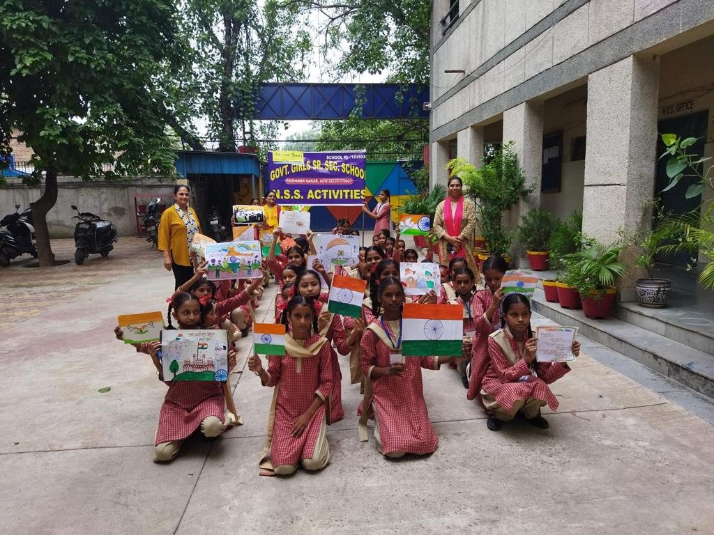 G1515030's tweet photo. ये सिर्फ तीन रंग नहीं ,देश की शान हैं ,
ये तिरंगा हमारा स्वाभिमान है।
यहीं है गंगा यहीं है हिमालय यहीं हमारी जान है,
तीन रंग में रंगा ये अपना प्यारा हिंदुस्तान हैं।

#HarHathTiranga 
@Dir_Education  @PbpandeyB  @Lalit_2Help  @savitasingh532 https://t.co/ZVthVj1WPQ