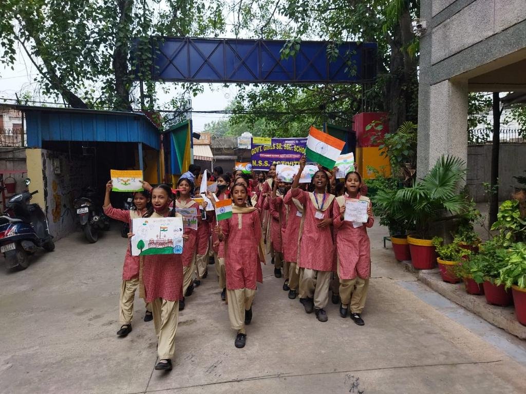 G1515030's tweet photo. ये सिर्फ तीन रंग नहीं ,देश की शान हैं ,
ये तिरंगा हमारा स्वाभिमान है।
यहीं है गंगा यहीं है हिमालय यहीं हमारी जान है,
तीन रंग में रंगा ये अपना प्यारा हिंदुस्तान हैं।

#HarHathTiranga 
@Dir_Education  @PbpandeyB  @Lalit_2Help  @savitasingh532 https://t.co/ZVthVj1WPQ