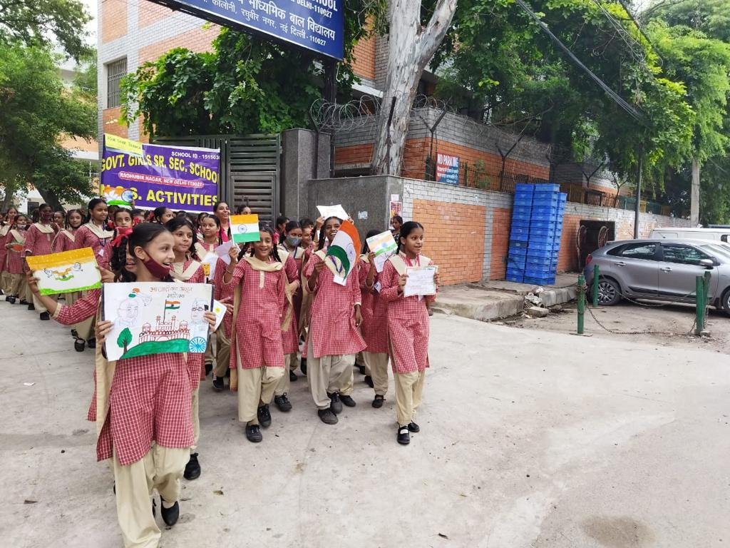 G1515030's tweet photo. ये सिर्फ तीन रंग नहीं ,देश की शान हैं ,
ये तिरंगा हमारा स्वाभिमान है।
यहीं है गंगा यहीं है हिमालय यहीं हमारी जान है,
तीन रंग में रंगा ये अपना प्यारा हिंदुस्तान हैं।

#HarHathTiranga 
@Dir_Education  @PbpandeyB  @Lalit_2Help  @savitasingh532 https://t.co/ZVthVj1WPQ