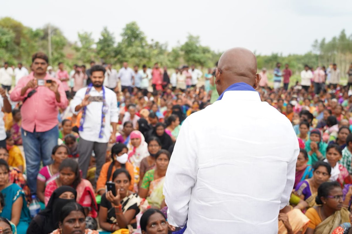 SravanOnteru's tweet photo. బుర్జ్ ఖలీఫాలో పాలకులకు ప్లాట్లు
బంగారు తెలంగాణలో ప్రజల పాట్లు

ప్రజల సొమ్ము పాలకుల పాలు

బహుజన రాజ్యంలో  ప్రతీ రూపాయి ప్రజలకు పంచుతం

#IamRSP
#IamWithBSP

@RSPraveenSwaero https://t.co/e5BnCKH5kK