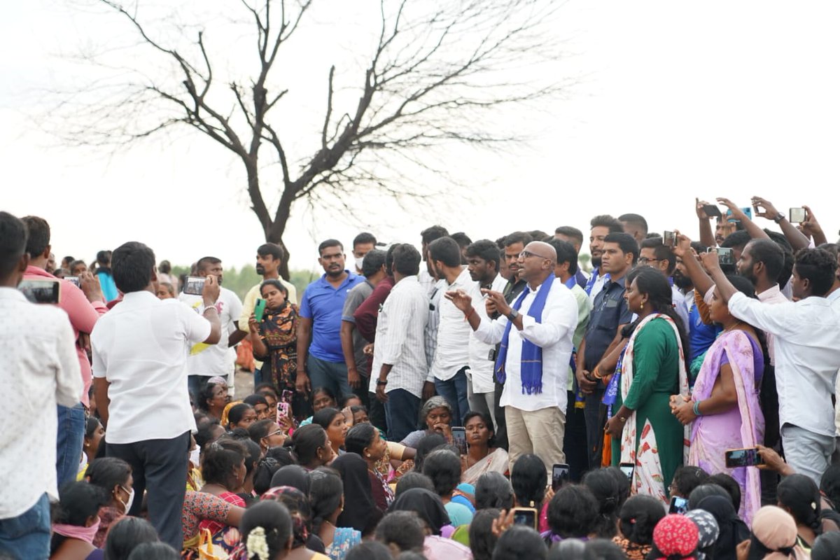 SravanOnteru's tweet photo. బుర్జ్ ఖలీఫాలో పాలకులకు ప్లాట్లు
బంగారు తెలంగాణలో ప్రజల పాట్లు

ప్రజల సొమ్ము పాలకుల పాలు

బహుజన రాజ్యంలో  ప్రతీ రూపాయి ప్రజలకు పంచుతం

#IamRSP
#IamWithBSP

@RSPraveenSwaero https://t.co/e5BnCKH5kK