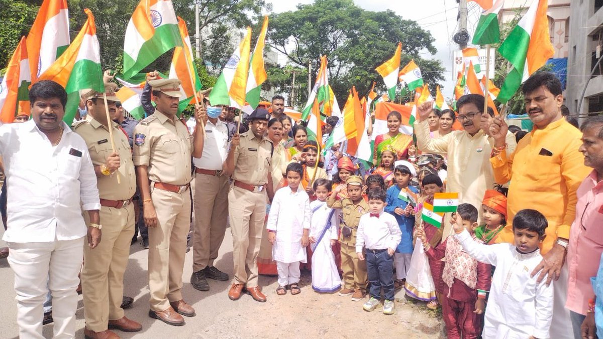 MalkajgiriCop's tweet photo. Today @Vanasthaliprmps organized #FreedomRally in part of #SwatantraBharathaVajrotsavalu at Lotus Lap School,Vanasthalipuram.@AcpVPuram, #GHMC Corporators &amp; employees, #PolicePersonnel, #NCC_Students &amp; local public all about 300 members participated.
#75YearsOfFreedom 
#IndiaAt75 https://t.co/k4LpeblTBc