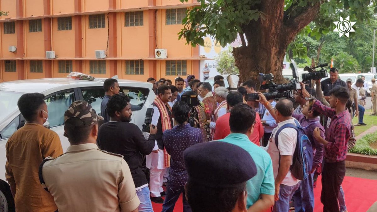 mmnitrkl's tweet photo. The Convoy of Hon'ble @EduMinOfIndia and @MSDESkillIndia Shri @dpradhanbjp, Member of 17th Lok Sabha Shri @jualoram and Member of Legislative Assembly Shri Sarada Prasad Nayak have arrived amidst high security at @nitrourkela for XIX Convocation 2021
#xixconvocation2021 #nitrkl https://t.co/TOPDdbzyHj