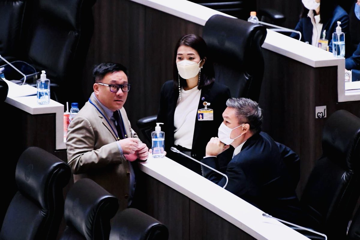 aim_theerarat's tweet photo. ไม่ผิดที่จะเปรียบการเข้าประชุมในวันที่ 15 ส.ค.นี้ เหมือนกับการเอาดอกไม้ไปวางหน้ารถถังในวันที่ประยุทธ์ประกาศยึดอำนาจตอนปี‘57 เพราะรู้อยู่เต็มอกว่าการเดินหน้าต่อจะสร้างปัญหาอื่นตามมา ก็เหมือนกับวันที่ประยุทธ์ยึดอำนาจและมีผู้สนับสนุน ทำให้ทรราชได้อยู่ยาว #15สิงหาเดินหน้าต้านเผด็จการ https://t.co/b0WdSobbC1