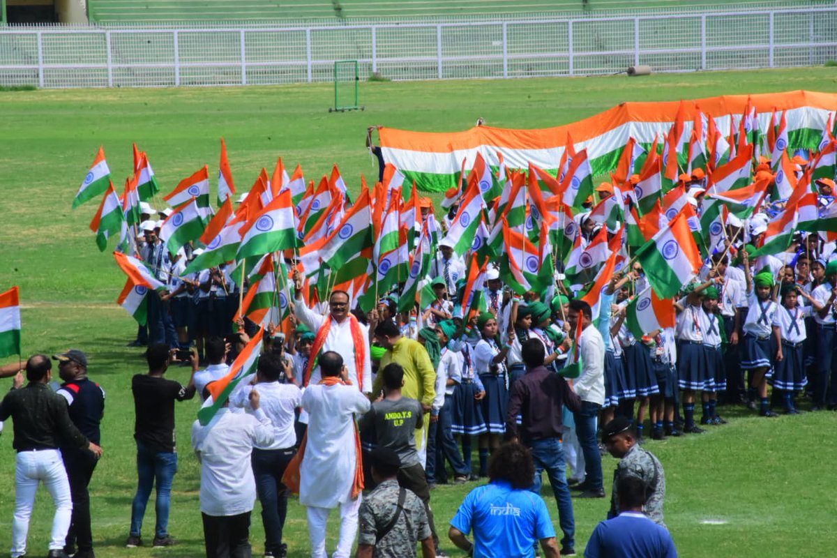 brajeshpathakup's tweet photo. आज लखनऊ के हजरतगंज से केoडीo सिंह बाबू स्टेडियम तक दैनिक जागरण द्वारा आयोजित "तिरंगा यात्रा" कार्यक्रम में समर्पित राष्ट्र प्रेमियों के साथ सम्मिलित होकर माँ भारती को नमन करते हुए।
@PMOIndia 
@BJP4India 
@BJP4UP 
@CMOfficeUP https://t.co/uCmZxeUH1Q