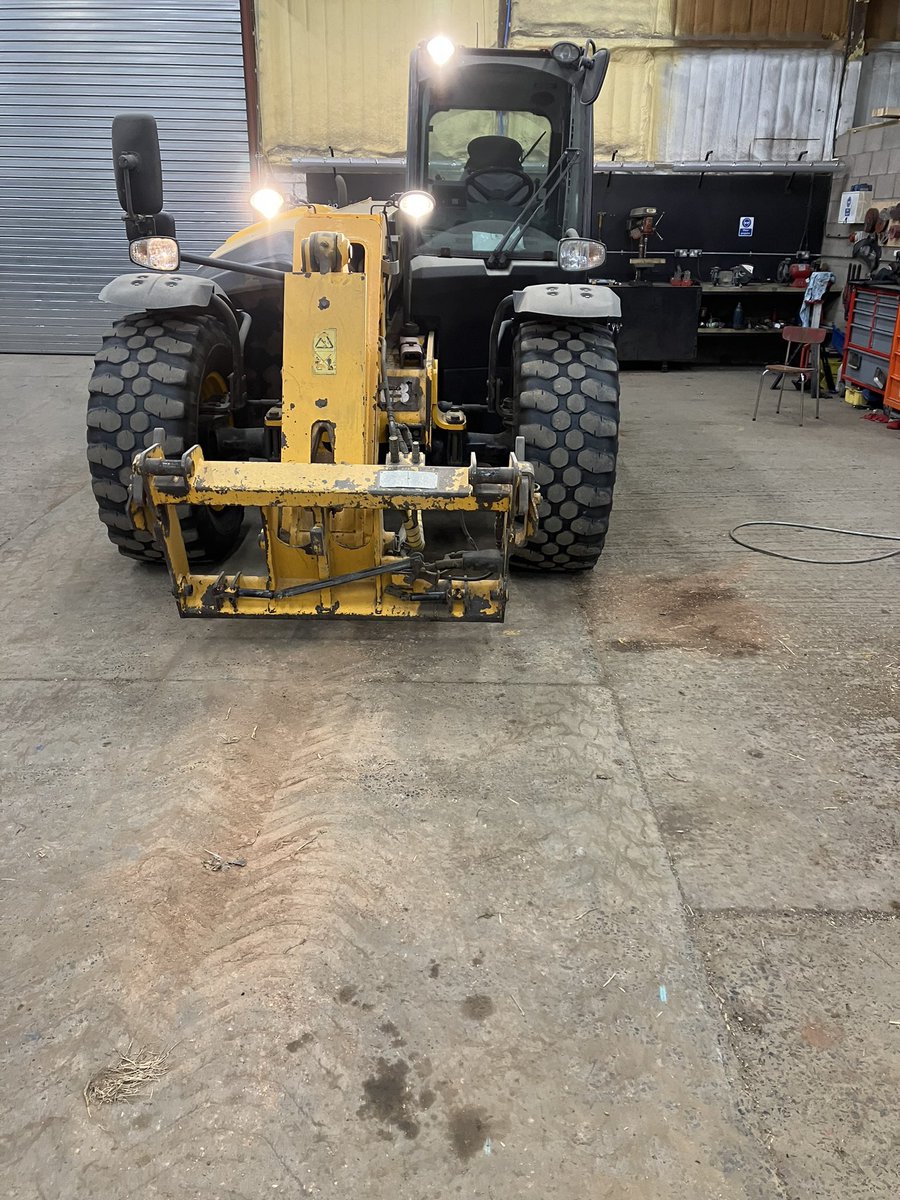 mertounfarms's tweet photo. Quick upgrade for the work lights makes a big difference! #harvest22 @RentonFarmParts https://t.co/pS6NHpJbhP