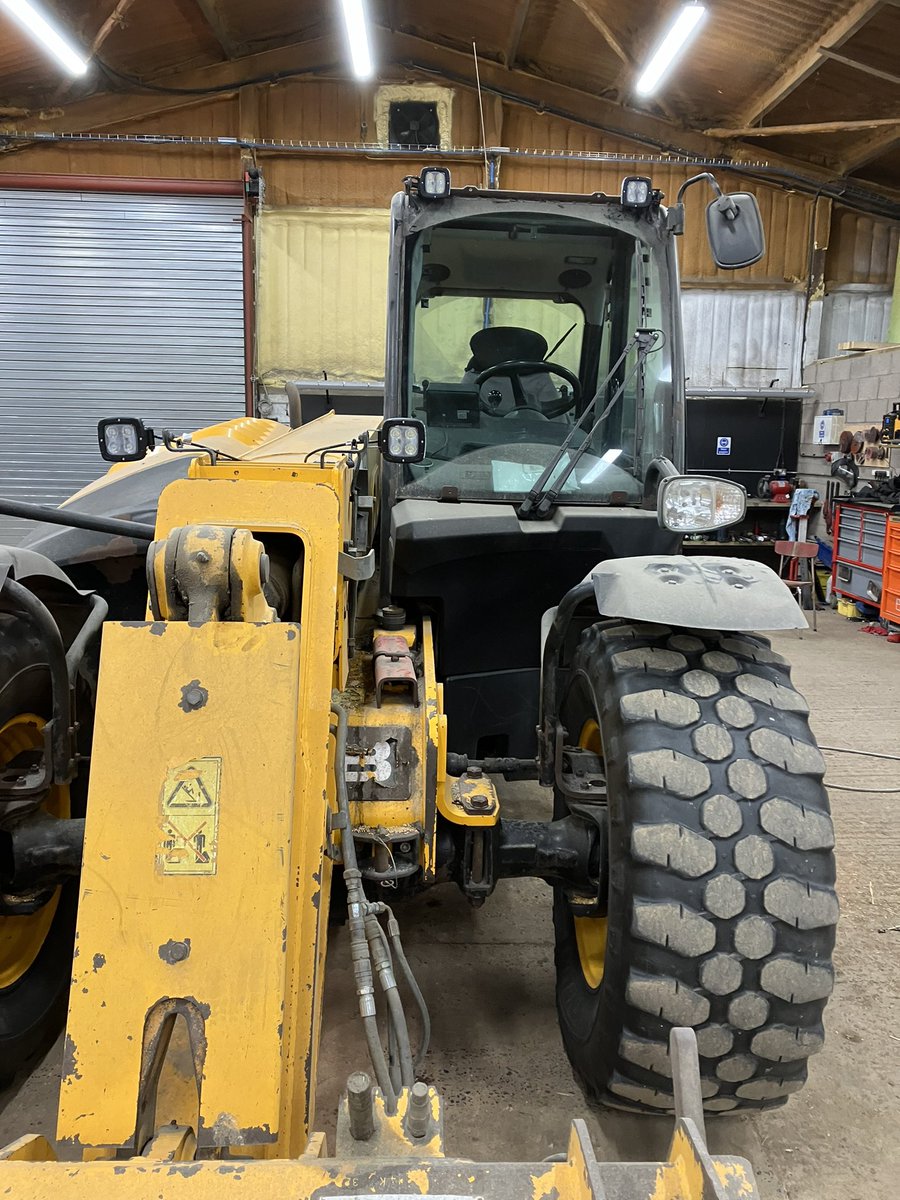 mertounfarms's tweet photo. Quick upgrade for the work lights makes a big difference! #harvest22 @RentonFarmParts https://t.co/pS6NHpJbhP