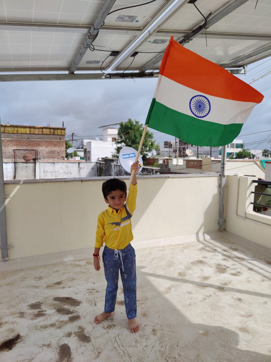 JigarPathak17's tweet photo. हर दिल है देश प्रेम से रंगा 🇮🇳 
आओ हम सब मिलकर फहराए 
हर घर तिरंगा 🇮🇳
🇮🇳 https://t.co/ouif6f0zZj