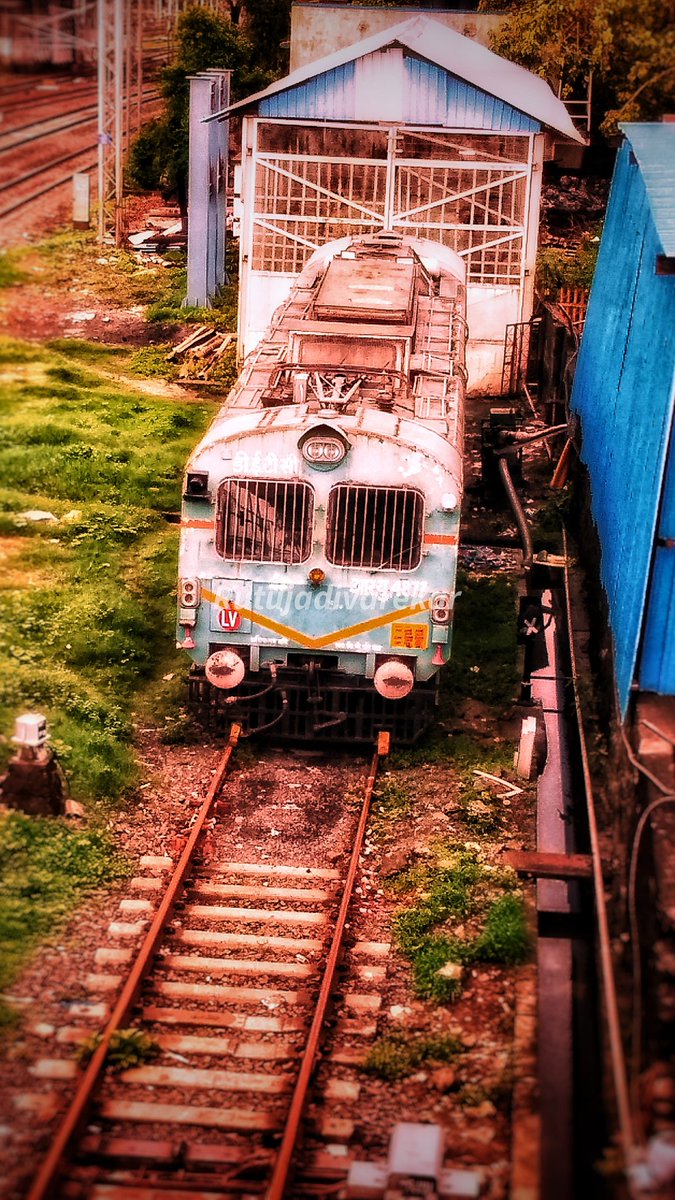 rutu_adi's tweet photo. Sometimes we spend more time than we should defending the old thing😳

#rutu_adivarekar
@rutu_adivarekar

#old #mumbailocal #edited #art #artgallery #explorepage #TRAIN #Local #Trending #mood #memories #Epic #post #trainphotography #viral #photo #pic #blogger #explorepage https://t.co/fuCXQULR9q