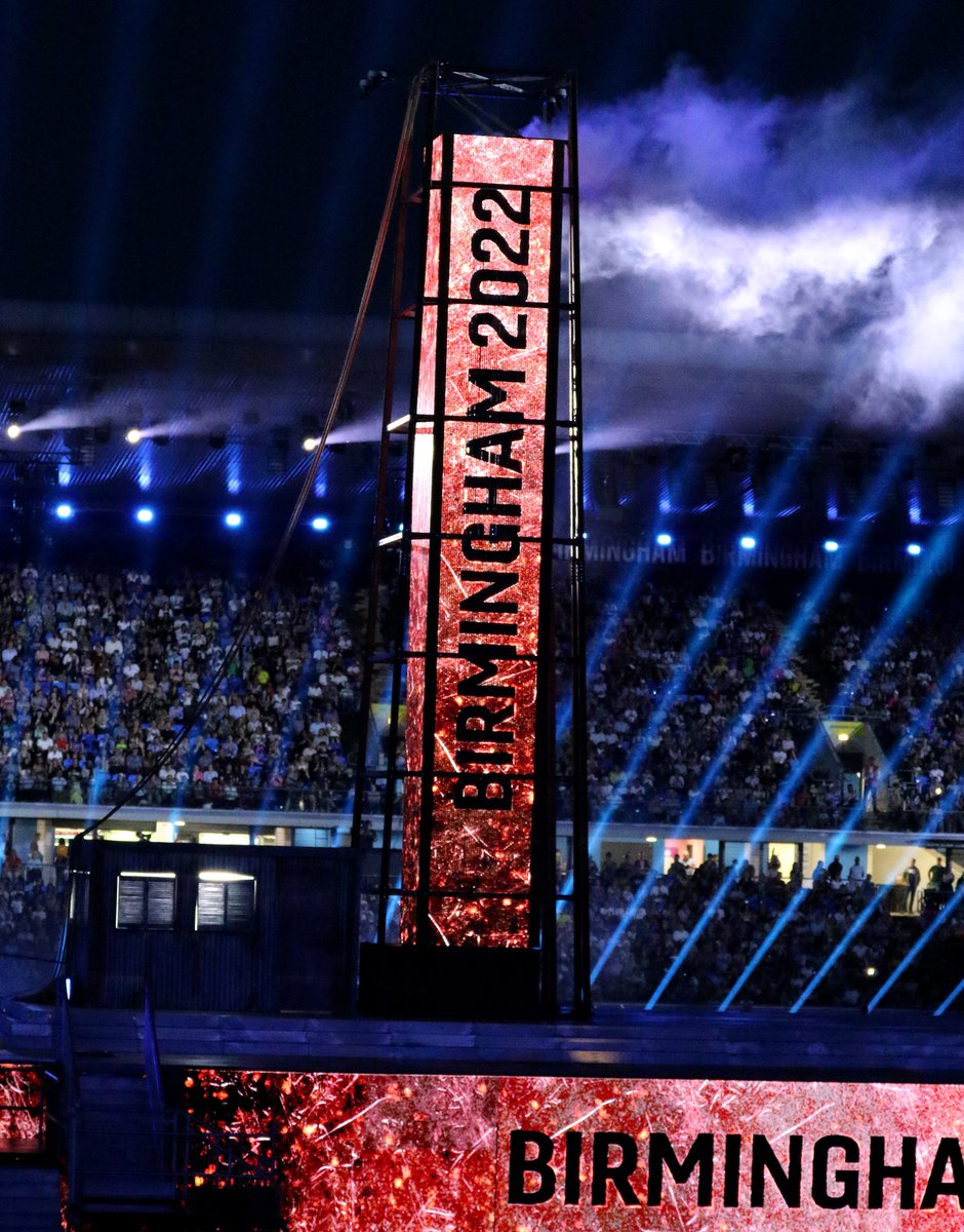 BritishArmy's tweet photo. At the #CommonwealthGames closing ceremony, military personnel lowered the Commonwealth Flag and handed it over to Team Australia.  

Our service personnel have been proud to support and compete in #CWG2022. 

#Birmingham2022 

Read more: https://t.co/UwcvzBWtfQ https://t.co/4L5DO0bNfN