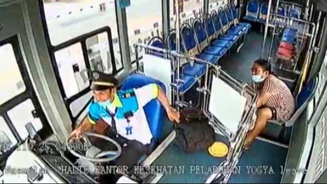 KompasTV's tweet photo. Detik-detik Menegangkan Sopir Trans Jogja Lindungi Tas dari Perampas Sembari Menyetir https://t.co/hk0m5m5LRN https://t.co/RUtCmeggHX