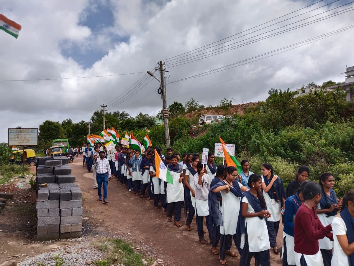 MYBharatHQ's tweet photo. #HarGharTiranga Prabhat Pheri organised by NYK @nykdharwad  in coordination with GFGC Hubli and Karnataka Sangram Sena Youth club.

#AzadiKaAmritMahotsav @youth https://t.co/Ht32XTV0GS