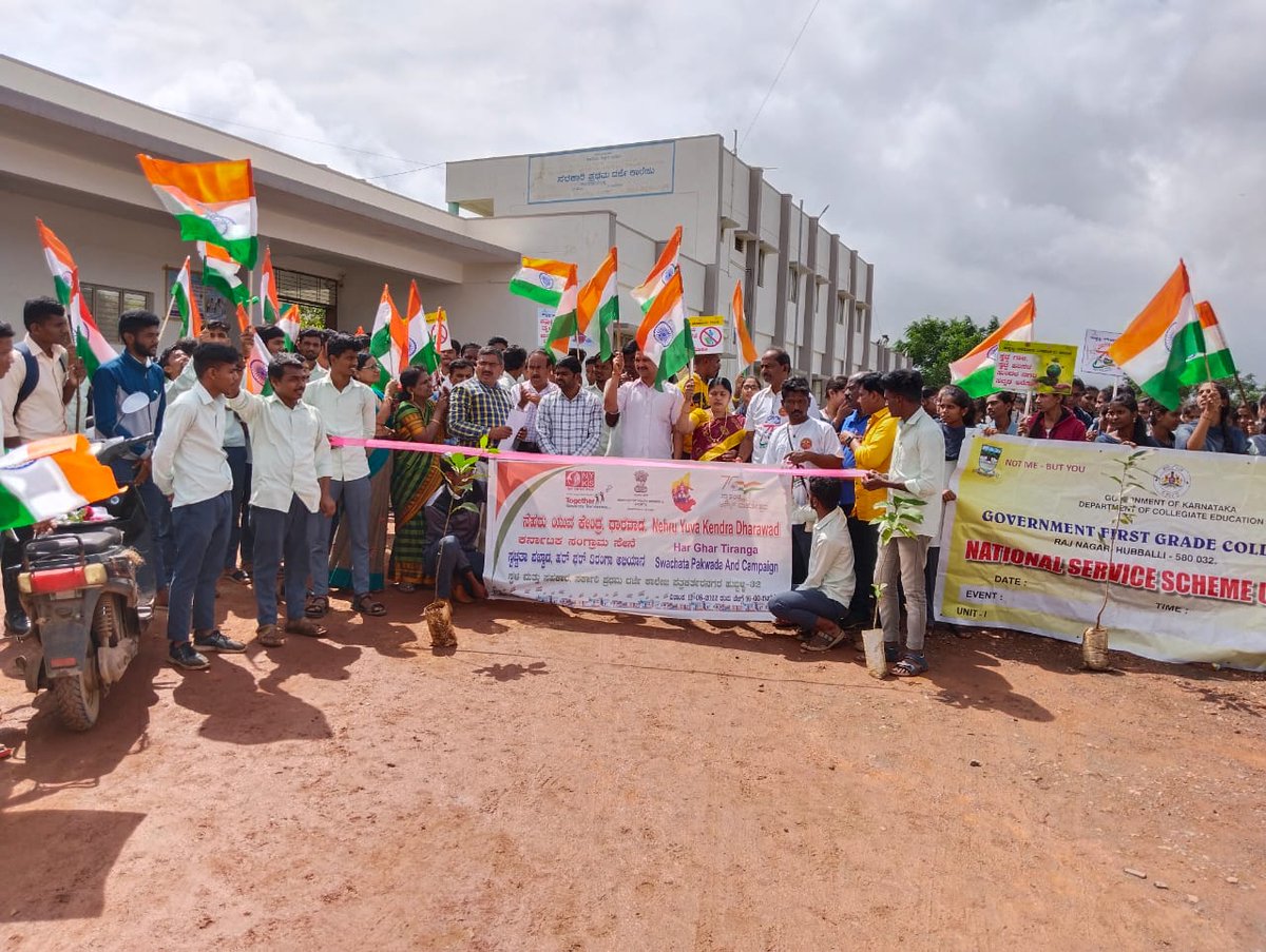 MYBharatHQ's tweet photo. #HarGharTiranga Prabhat Pheri organised by NYK @nykdharwad  in coordination with GFGC Hubli and Karnataka Sangram Sena Youth club.

#AzadiKaAmritMahotsav @youth https://t.co/Ht32XTV0GS