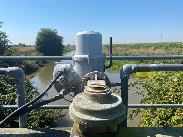 DeTom48's tweet photo. #TeamEA working with #IDB keeping levels up during #HeatWave
#TidalGravity feeding through the mile from #RiverStour
Feeding #Wantsum #SarrePenne and #WadeMarshes
@EnvAgencySE
@ADA_updates
@riversideros https://t.co/9YLqpH1eUs