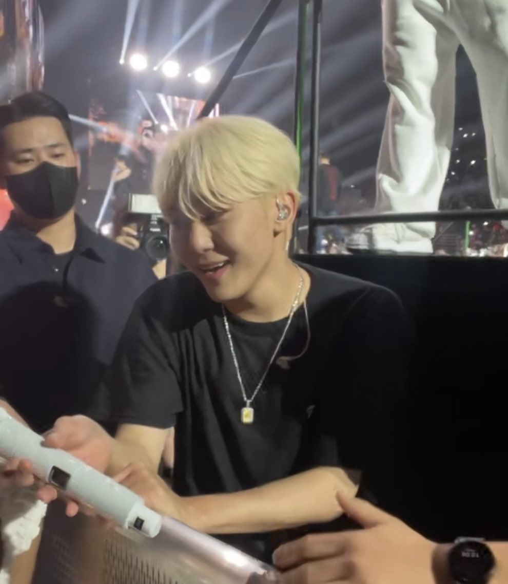 noflxwers's tweet photo. the way seungkwan was looking at me, he has my heart 🫶 https://t.co/tFtOGaG8h2