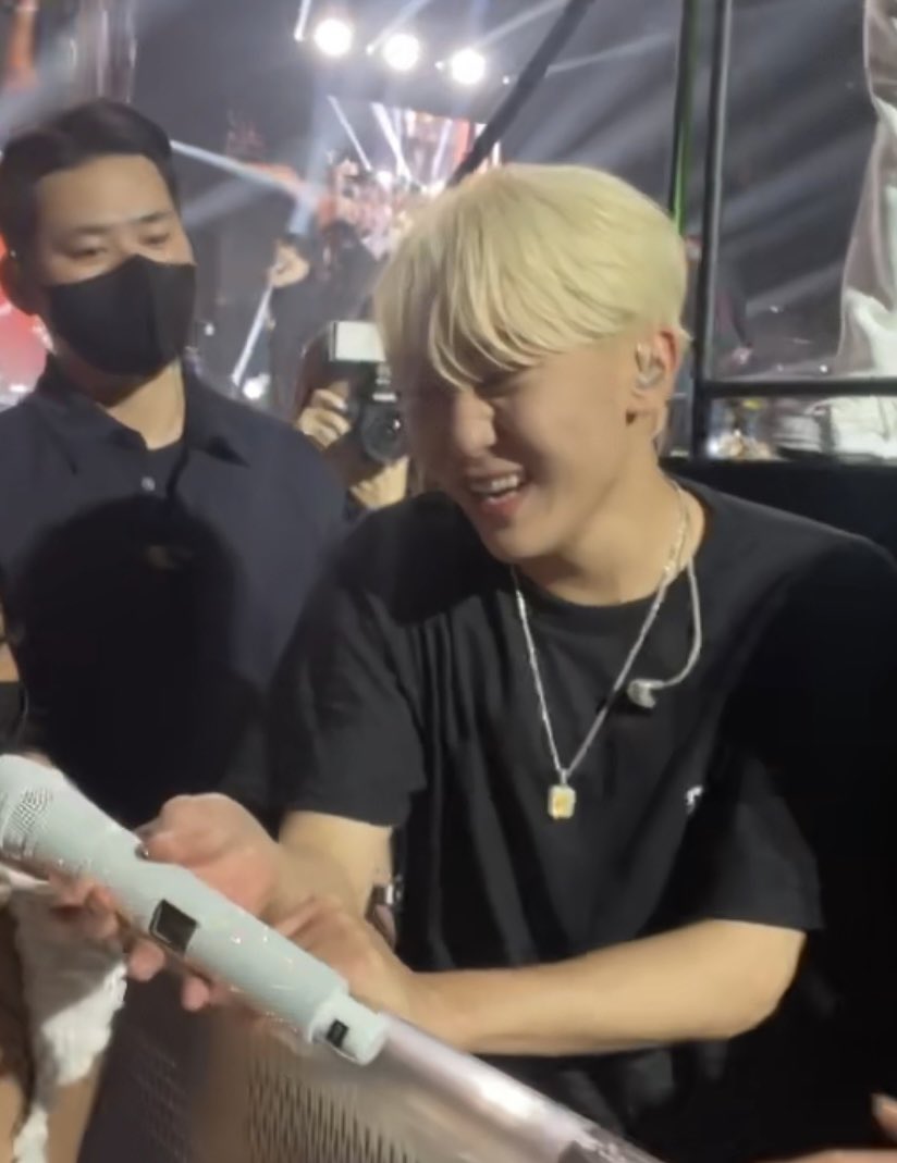 noflxwers's tweet photo. the way seungkwan was looking at me, he has my heart 🫶 https://t.co/tFtOGaG8h2