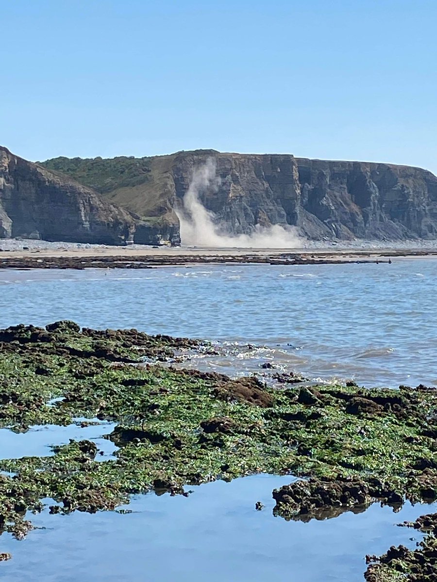 Be very careful where you sit and sunbathe. The dry weather has made cliffs very unstable. ⬇️⬇️⬇️⬇️⬇️
This was a partial cliff collapse at Southerndown Vale of Glamorgan yesterday.