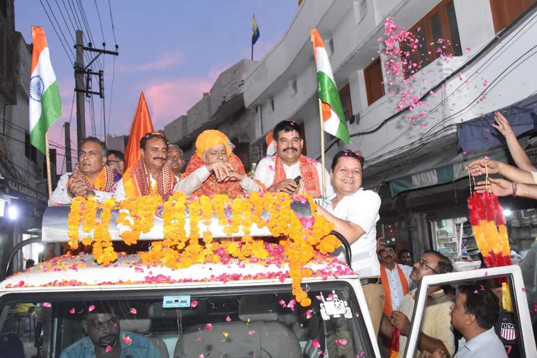 dhyanpalsing's tweet photo. @ABKMOfficialIN की तीसरी राष्ट्रव्यापी रथ यात्रा रास्ते में पडने वाले  के कई जनपदों और तहसीलों में स्वागत एवं आम जनता मे क्षेत्रीय वासियों द्वारा आयोजित जागर���कता भरे कार्यक्रमों एवं स्वागत।
देश आप से मिले स्नेह और सम्मान के लिए धन्यवाद आप सभी का । 🙏
@AshokCh60032115 @INCIndia https://t.co/vLfanJPhHk
