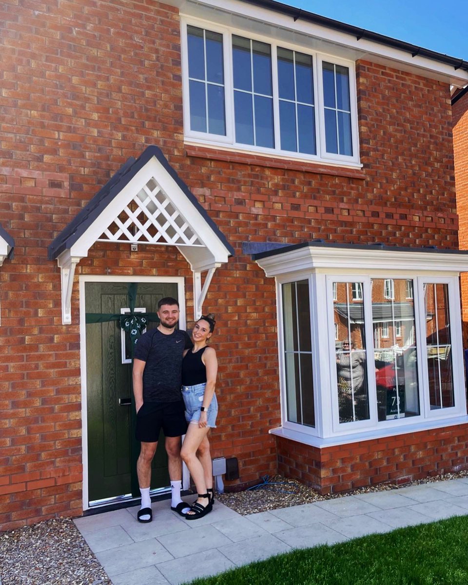MissTect's tweet image. We’re homeowners! 🏡🎉🥂