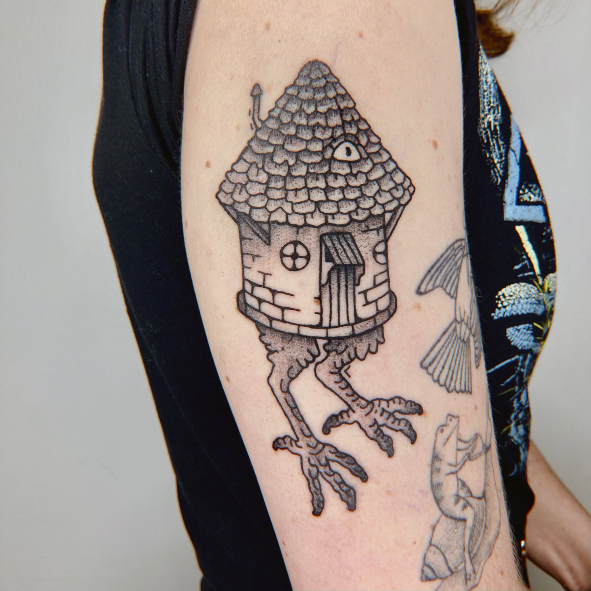 Can never get sick of tattooing Baba Yaga houses 🐔